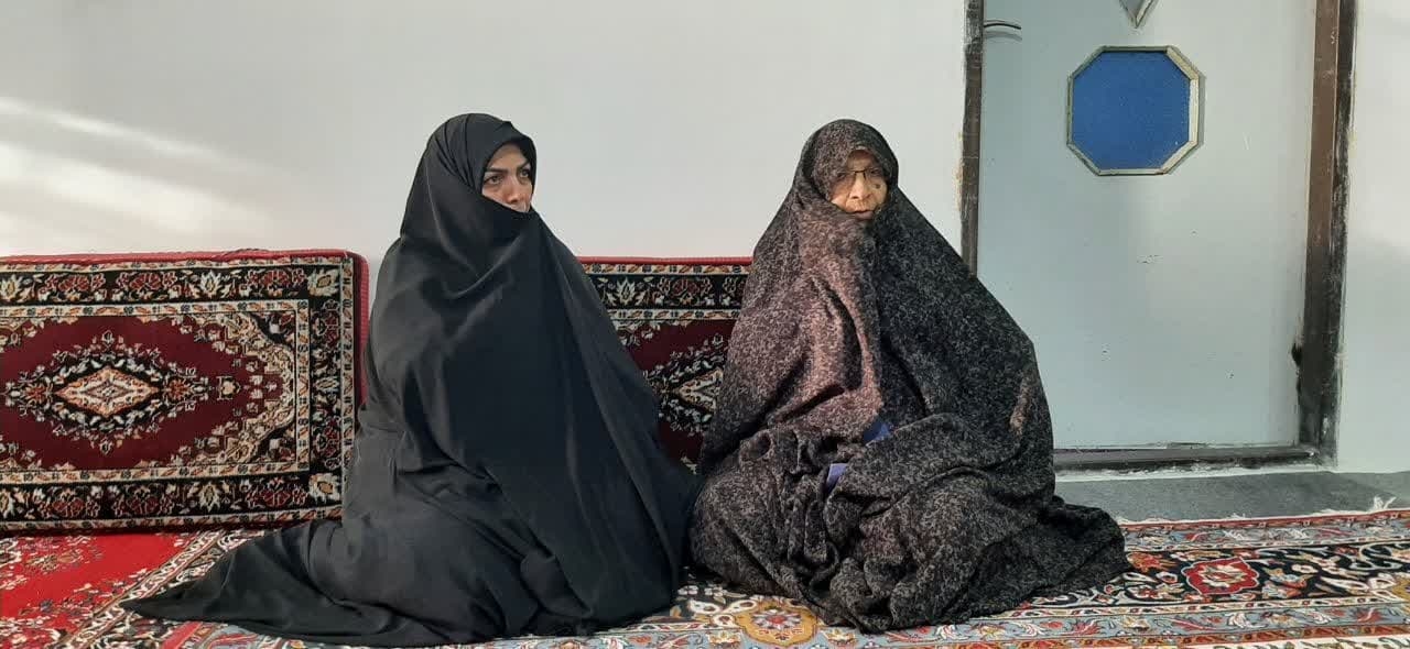 🔸 بمناسبت روز بزرگداشت شهدا با پدر شهید والامقام ابراهیم علیخانی در روستای سینقان دیدار شد .
 
 🔹همزمان با سالروز تاسیس بنیاد شهید و امور ایثارگران و بزرگداشت روز شهدا ( ۲۲ اسفندماه) عصر روز چهارشنبه ۲۲ اسفد ماه ۱۴۰۳ با حضور ابوالفضل قاسمی فرماندار شهرستان دلیحان، حجت‌الاسلام والمسلمین مشهود عین لو امام جمعه شهر نراق،  سید مرتضی موسویان رئیس بنیاد شهید و امور ایثارگران شهرستان دلیجان ، سروان مرادی فرمانده ناحیه مقاومت بسیج شهر نراق، اشرفی رئیس شورای اسلامی روستای سینقان و پرسنل بنیاد شهید و امور ایثارگران شهرستان دلیجان، با پدر و مادر شهید والامقام ابراهیم علیخانی دیدار و ضمن گرامیداشت روز شهید و ماه مبارک رمضان ، از استقامت و شکیبایی پدر و مادر معزز شهید والامقام ، تجلیل کردند.

گفتنی است شهید ابراهیم علیخانی متولد ۱۳ دی ماه ۱۳۴۹ و در تاریخ ۲ مرداد ماه ۱۳۶۷ در منطقه عملیاتی خرمشهر به فیض عظیم شهادت نائل آمد