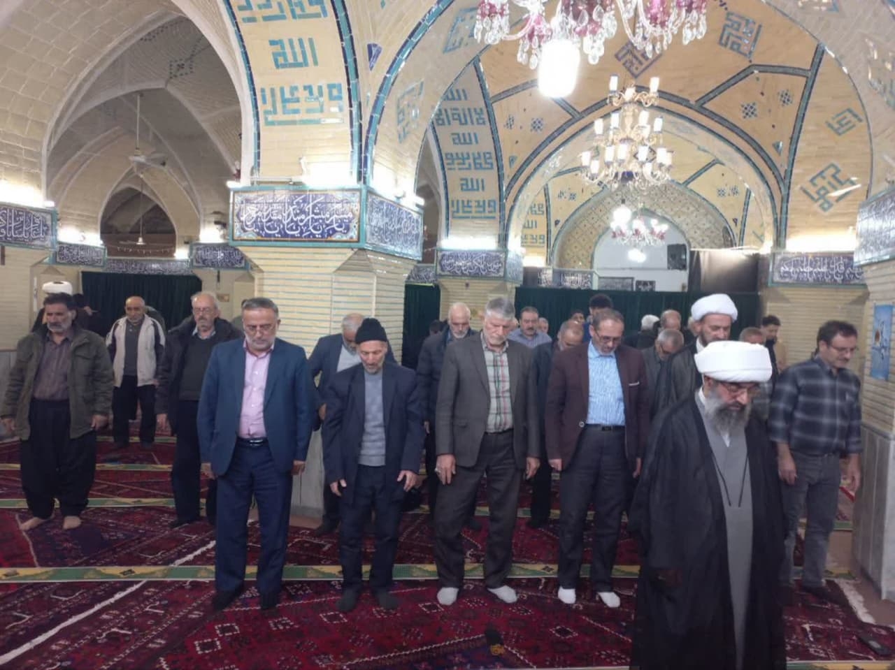 🔹 حضور فرماندار شهرستان دلیجان به همراه دیگر مسئولین در ویژه مراسم ماه مبارک رمضان در مساجد سطح شهر 

✔️ گفتگو با نمازگزاران و پیگیری مشکلات و مطالبات مردمی


🔸 ابوالفضل قاسمی فرماندار شهرستان دلیجان به اتفاق اشرفی معاون مجتمع اداری فرمانداری ودبیر ستاد اقامه نماز شهرستان  ،احمدقناتی بخشدار مرکزی و جمعی دیگر از مسئولین و روسای ادارات هرروز درماه مبارک رمضان  با حضور در یکی از مساجد شهردلیجان، ضمن اقامه نماز جماعت ،  از نزدیک با نمازگزاران دیدار و در خصوص مشکلات و مطالبات مردمی گفتگو میکنند

حضور فرماندار و مسئولین در مساجد و شرکت در مراسمات ماه مبارک و همچنين گفتگو با مردم شریف شهرستان و پیگیری مطالبات ، مشکلات و مسائل مربوط در طول ماه مبارک رمضان ادامه خواهد داشت .