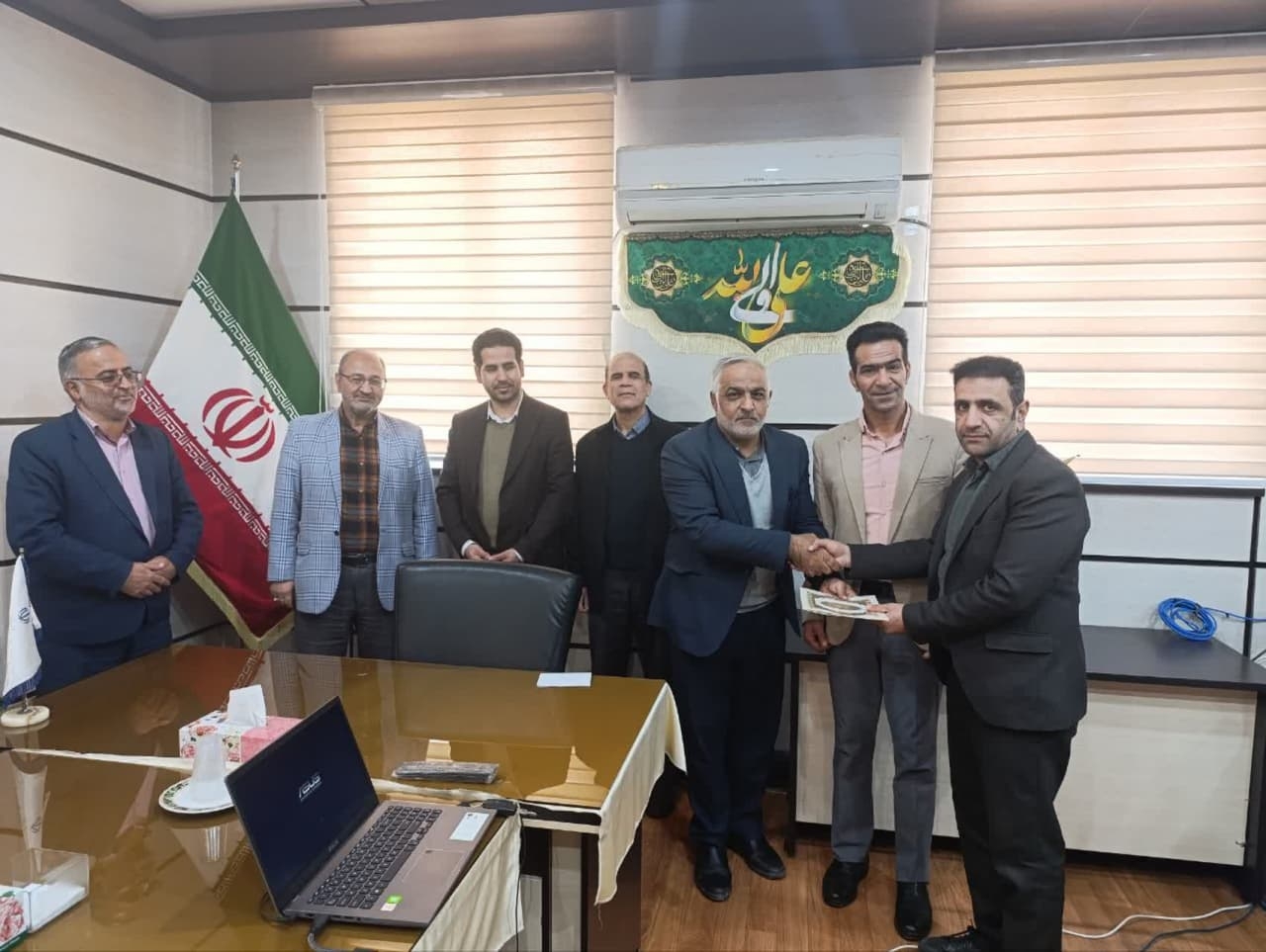 تجلیل از فرزندان شاهد شاغل فرمانداری شهرستان دلیجان
به مناسبت روز۲۲اسفند ماه که به نام روز شهدا نامگذاری گردیده 
ابوالفضل قاسمی فرماندار شهرستان،منصوری معاون سیاسی و امنیتی فرمانداری ،یوسفی رئیس شورای اسلامی شهر دلیجان ،قناتی بخشدار مرکزی وموسویان رئیس بنیاد شهید  دلیجان از کارکنان فرزندان شهداء شاغل در فرمانداری تجلیل نمودند 
سید حسن طباطبایی نیا مسئول روابط عمومی فرمانداری وفرزند شهید والامقام سید علی طباطبایی نیا
سرکار خانم وحیده حسنی کارشناس امور شهری و روستایی  فرمانداری فرزند شهید والامقام محسن حسنی
محسن اشرفی معاون مجتمع اداری فرمانداری برادر شهید والامقام محمدتقی اشرفی
تجلیل و قدردانی شد
روابط عمومی فرمانداری شهرستان دلیجان 🇮🇷