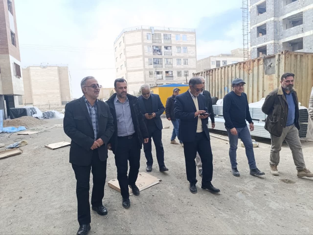 بازید میدانی از پروژه‌های ساخت نهضت ملی مسکن

ابوالفضل قاسمی فرماندار ،جلالی نماینده مردم شریف شهرستان دلیجان و محلات ،قناتی بخشدار مرکزی وصفاری بنیاد مسکن شهرستان دلیجان از ساختمانهای نهضت ملی مسکن بازدید کردند وازروند پیشرفت فیزیکی پروژه‌ها با پیمانکاران بنیاد مسکن در خصوص تحویل هرچه زودتر به متقاضیان تأکید نمودند