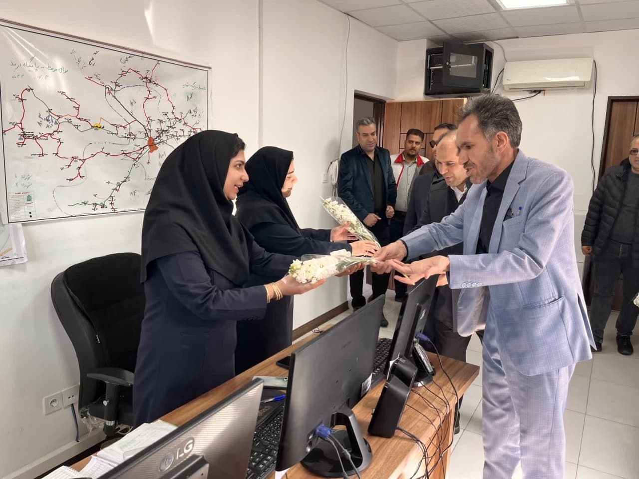 فرماندار و نماینده مردم خمین در مجلس از پایگاه اورژانس شماره یک خمین بازدید کردند