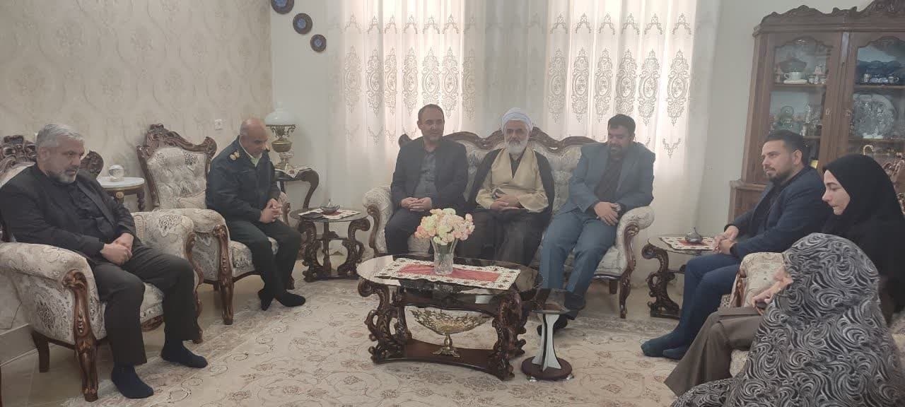 تجلیل مسئولین شهرستان زرندیه از مادر مکرمه شهید والامقام "محسن روزبهی" در شهر مامونیه