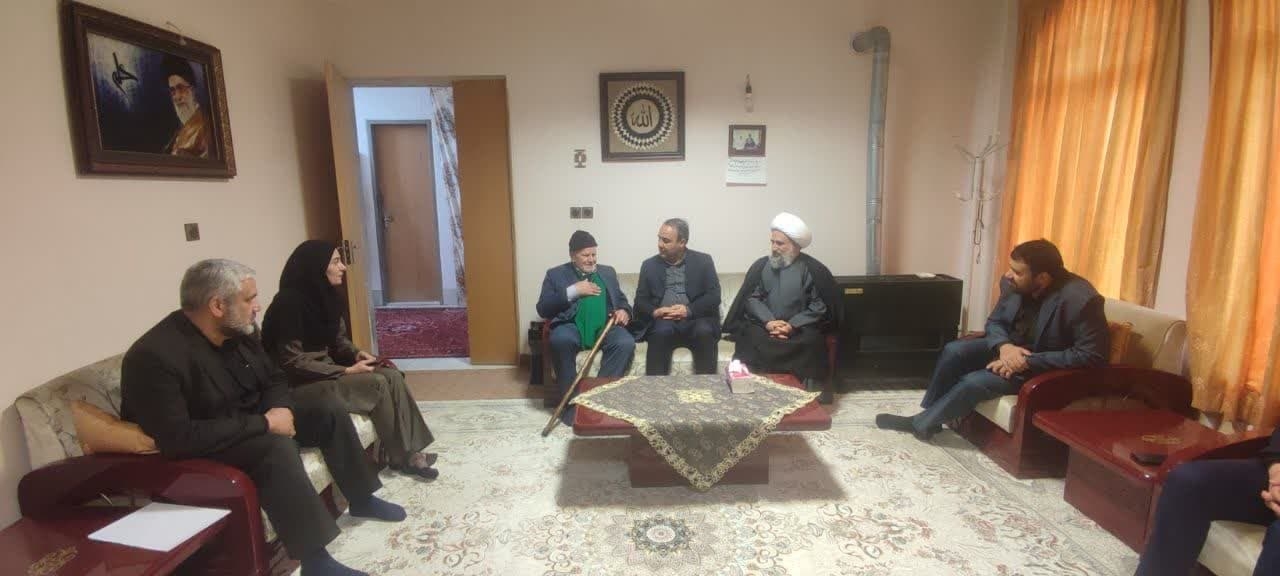 تجلیل مسئولین شهرستان زرندیه از خانواده معظم شهید والامقام "سید حمید موسوی خوشدل" در شهر زاویه