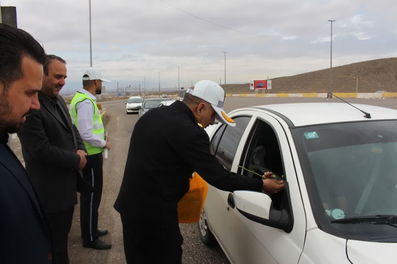 استقبال سرپرست فرمانداری شهرستان زرندیه و جمعی از مسئولین از مسافرین نوروزی