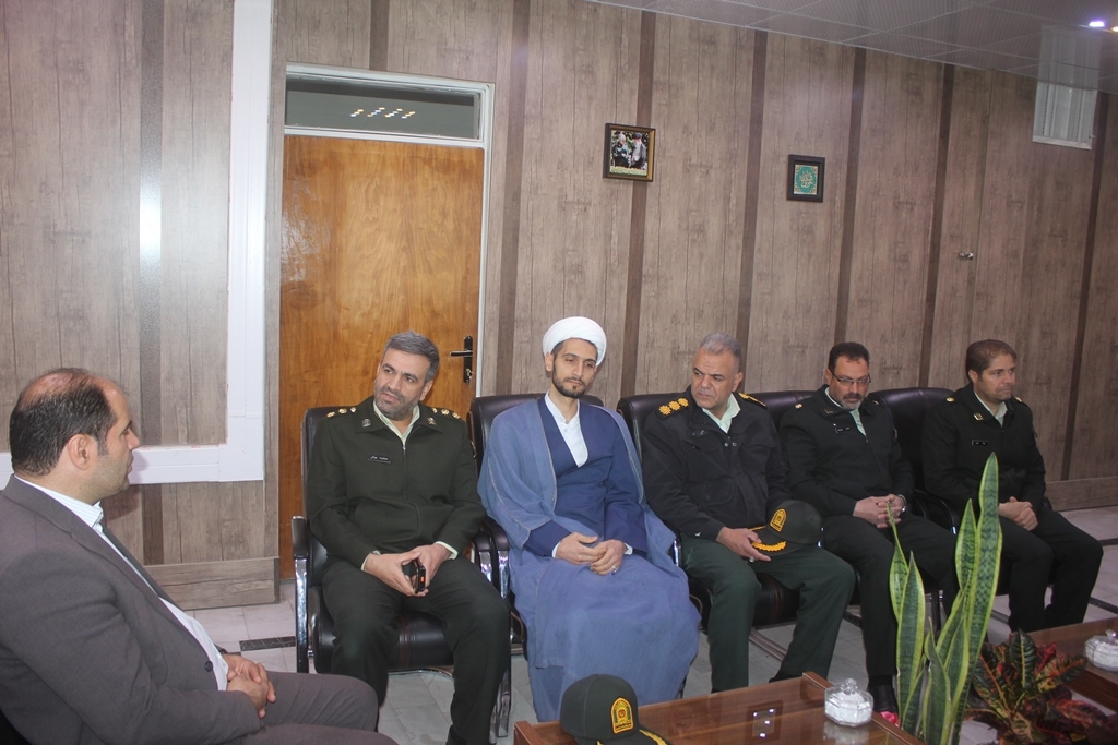 دیدار نوروزی فرمانده و پرسنل نیروی انتظامی شهرستان با فرماندار خمین