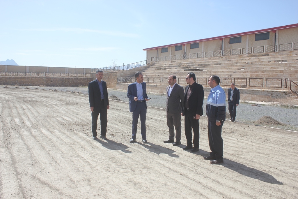 فرماندار و نماینده مردم خمین در مجلس از مجتمع ورزشی کارگران خمین بازدید کردند