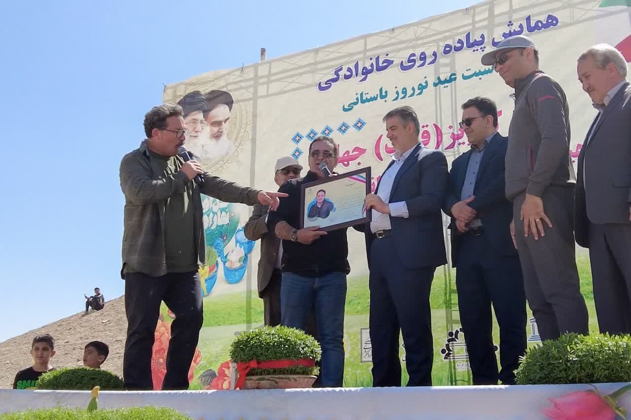 حضور استاندار مرکزی در همایش پیاده‌روی روستای ابراهیم آباد