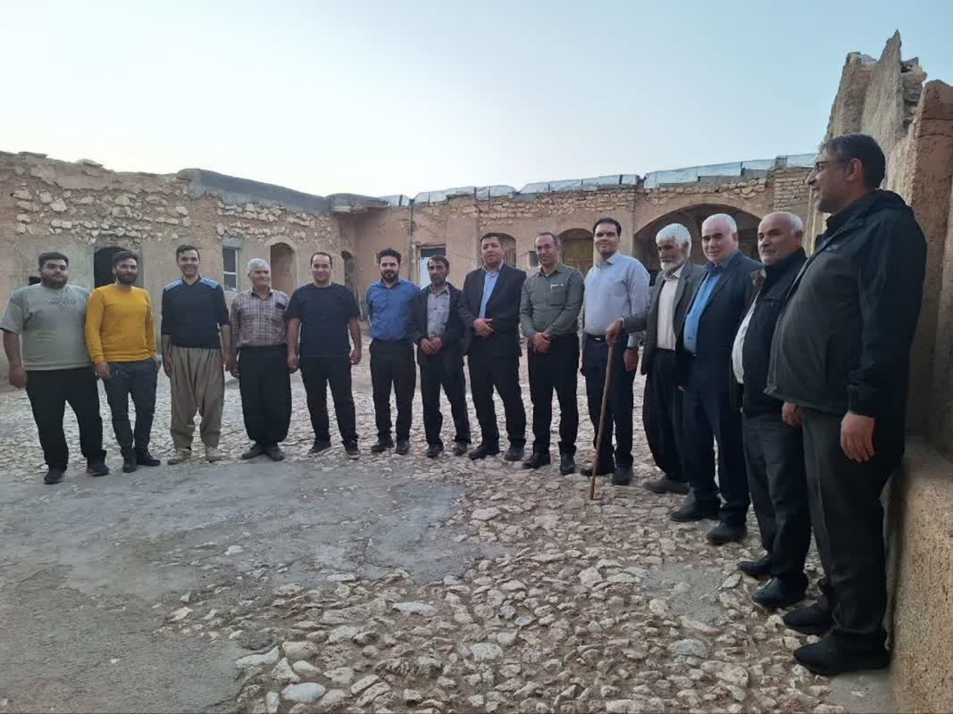 عصر امروز دکتر اتابکی فرماندار به همراه درودیان بخشدار مرکزی و جمعی از مدیران دستگاه های اجرایی با حضور در روستای #احمدیه با اهالی روستا دیدار و از نزدیک مسائل این روستا را بررسی نمودند.