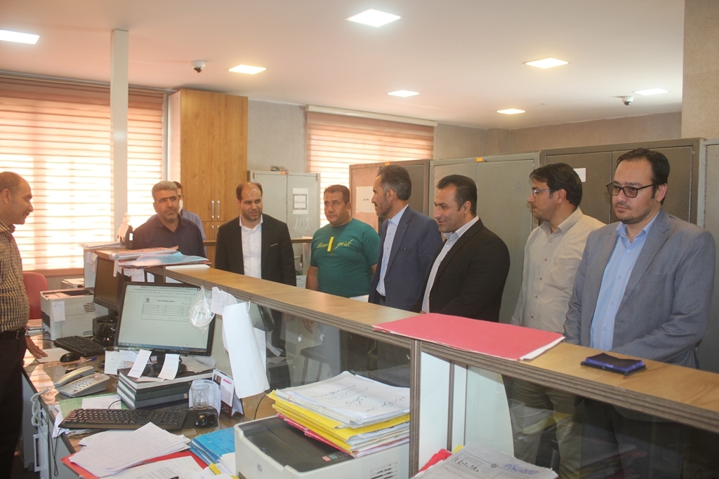 فرماندار و نماینده مردم خمین در مجلس شورای اسلامی از اداره بنیاد مسکن انقلاب اسلامی بازدید کردند