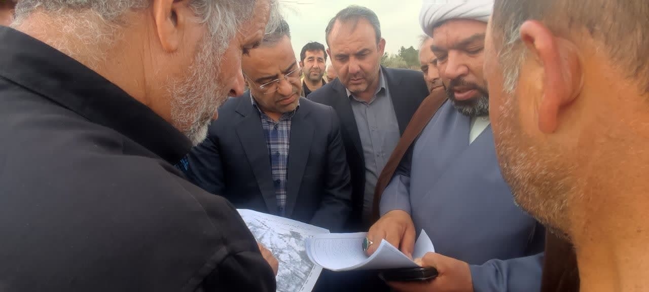 بازدید فرماندار و نماینده شهرستان از اراضی کشاورزی روستای حسین آباد