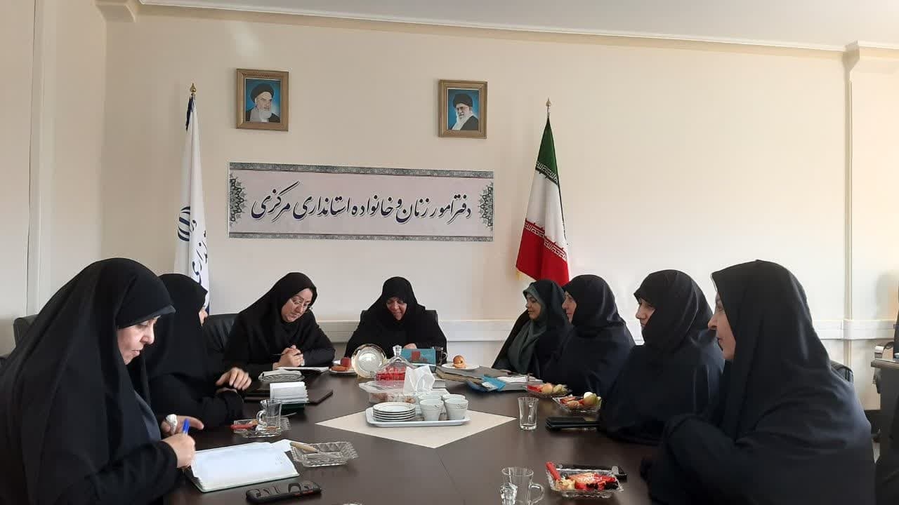 جلسه هسته هیات اندیشه ورز دفتر اموربانوان به ریاست مفتح زاده مدیر کل امور زنان وخانواده استانداری به منظور تدوین برنامه فعالیت های هیئت اندیشه ورز بانوان در سال جدید و عملکرد در راستای تحقق شعار سال باعنوان سرمایه گذاری برای تولید با حضور روسای کارگروه های هفت گانه هیئت اندیشه ورز بانوان استان در محل دفتر تشکیل شد.

پنج شنبه ۲۱ فروردین ۱۴۰۴