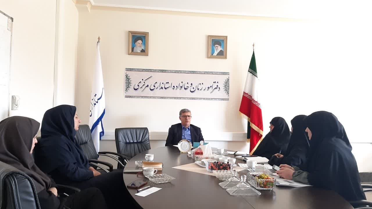 نشست صمیمی قمری معاون سیاسی، امنیتی واجتماعی استانداری مرکزی با مفتح زاده مدیر کل دفتر امور زنان وخانواده استانداری و پرسنل دفتر 
در این نشست مشکلات و مسائل دفتر از قبیل وضعیت نیروی انسانی ،اجرای قانون حمایت از خانواده و جوانی جمعیت ،اشتغالزایی و حمایت از زنان سرپرست خانوار و نیازمند و... مورد بحث و تبادل نظر قرار گرفت ..