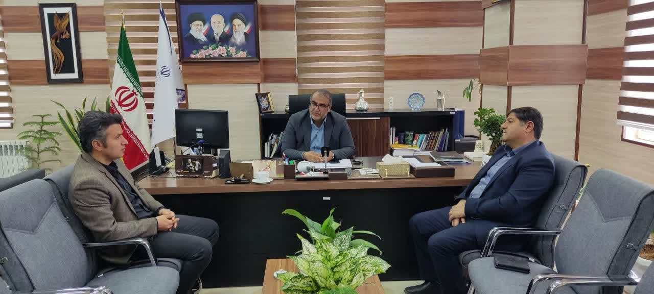 پیگیری رفع موانع زیرساختی طرح فیبر نوری شهرک صنوف مزاحم شهر آشتیان