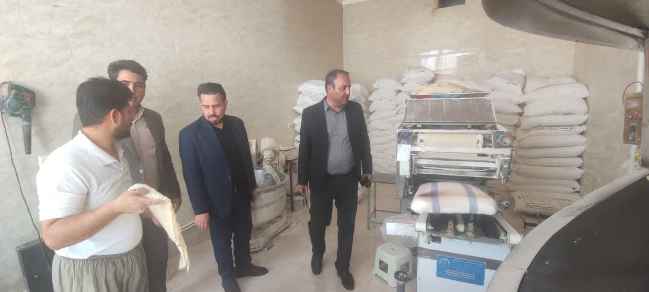 بازدید فرماندار از یکی از نانوایی های سطح شهر خشکرود