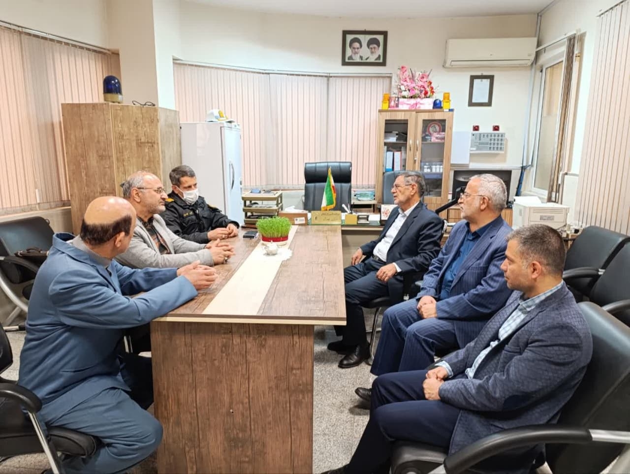 بازدید نوروزی فرماندار

ابوالفضل قاسمی فرماندار شهرستان دلیجان ،مهندس جلالی نماینده مردم شریف دلیجان ومحلات،یوسفی رئیس شورای شهر دلیجان ،منصوری معاون سیاسی فرمانداری ازپلیس راه دلیجان بازدید وضمن عرض خسته نباشید و تشکر از زحمات پرسنل پلیس راه سال جدید را خدمت ماموران زحمت کش پلیس راه دلیجان تبریک و تهنیت عرض کردند