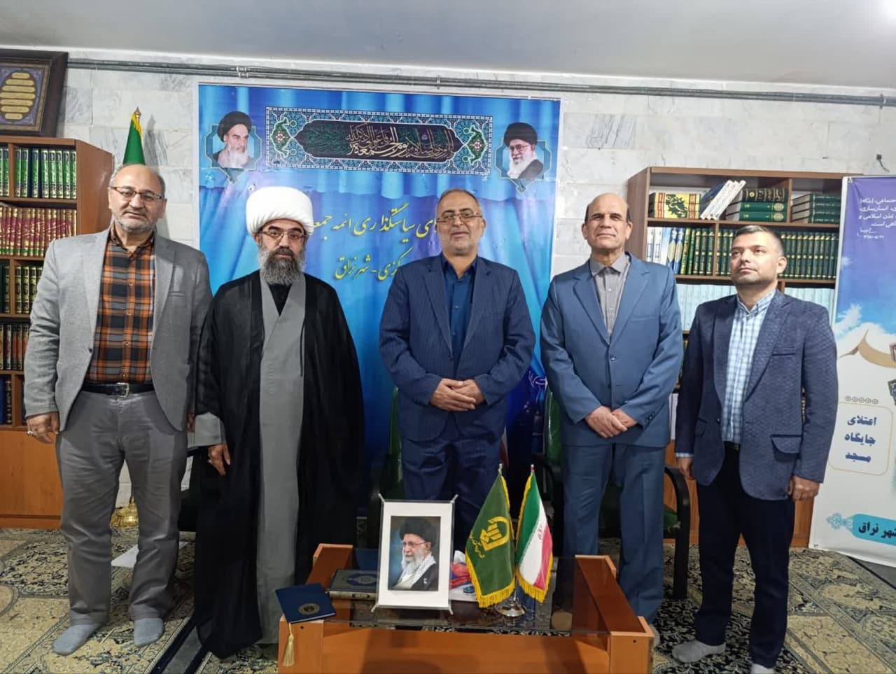 دیدار فرماندار،معاون سیاسی فرماندار،رئیس شورای شهردلیجان ،با امام جمعه شهرنراق و تقدیم لوح 

‌پیام تبریک استاندار مرکزی به امام جمعه شهر نراق