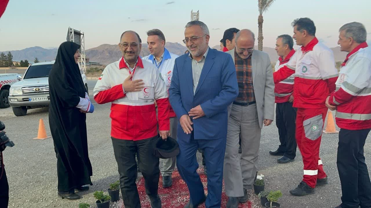 ⭕️ بازدید مدیر عامل و همراهان از اجرای طرح ملی فاخر ۱۴۰۴


🔻 به گزارش روابط عمومی شهرستان دلیجان : در پنجمین روز از فروردین‌ماه ۱۴۰۴، دکتر علیرضا شهرجردی ، مدیرعامل جمعیت  به همراه آقای حسینی معاون جوانان و آقای عباسی معاون امداد و نجات جمعیت هلال‌احمر استان مرکزی ، فرماندار ، نماینده مجلس و رئیس شورای شهر از پست خدمات بشردوستانه جوانان در شهرستان دلیجان بازدید کردند.



🔻در این بازدید، گزارشی از عملکرد اعضای جوانان در پست نوروزی ارائه شد و روند خدمات‌رسانی به مسافران و شهروندان بررسی شد. اعضای جوانان با انگیزه و اشتیاق در این ایام فعالیت می‌کنند و هدف آن‌ها ارائه بهترین خدمات به مسافرین نوروزی است .