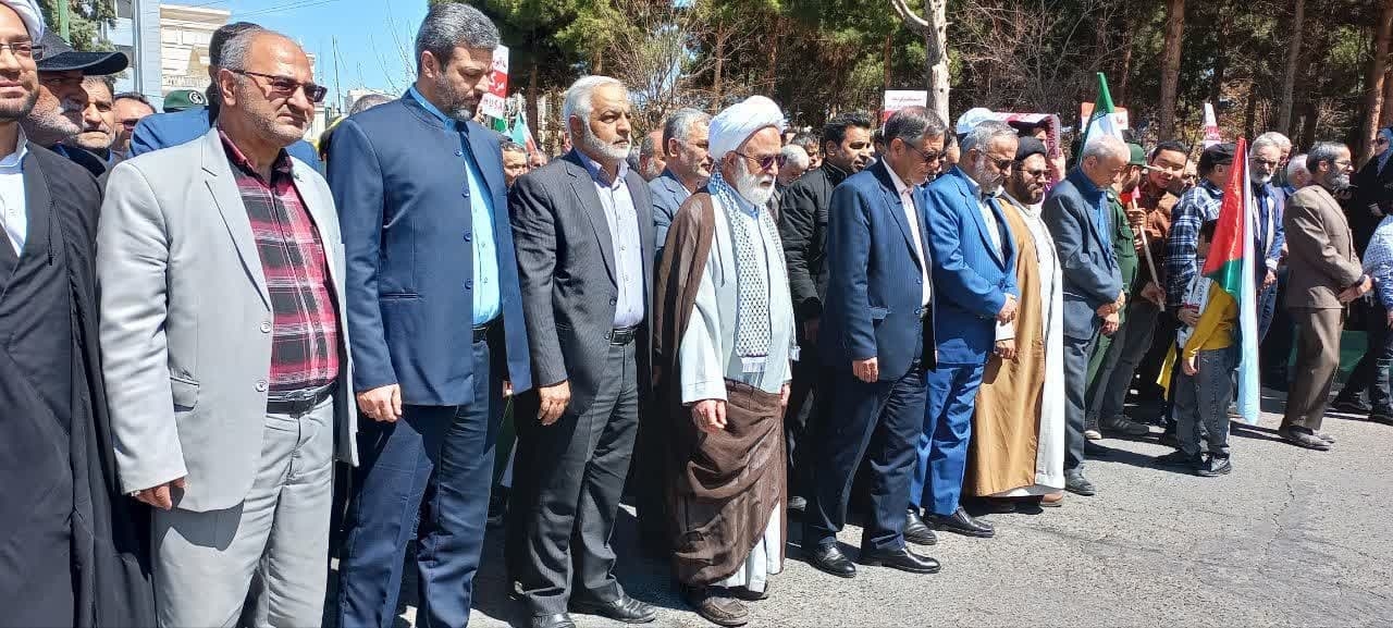 ابوالفضل قاسمی فرماندار شهرستان دلیجان در اجتماع راهپیمایان روز جهانی قدس: 
حامیان رژیم صهیونیستی باید پاسخگوی جنایات این رژیم تروریست باشند

ابوالفضل قاسمی پیش از ظهر امروز جمعه، در حین حضور در راهپیمایی روز قدس، در گفتگو با خبرنگاران ضمن انتقاد از سکوت مدعیان حقوق بشر و سیاستمداران در برابر جنایات رژیم اشغالگر قدس گفت: 
🔹ماهیت رفتار رژیم صهیونیستی و آنها که از این رژیم جنایتکار طرفداری می‌کنند، جز جنایت و وحشی‌گری و زیر پا گذاشتن اصول انسانی چیز دیگری نیست.
🔸 فرمانداردلیجان افزود: باید از دنیایی که سیاستمداران آن مدعی دفاع از حقوق بشر هستند پرسید که زنان و کودکان بی‌گناه و بی‌دفاعی که رژیم صهیونیستی به راحتی و با استفاده غیر اخلاقی از علم و تکنولوژی دنیای مدرن بر سر آنها بمب می‌اندازد و آنها را زیر آوارها می‌سوزانند و دفن می‌کند، چه گناهی کرده‌اند؟ این رفتار رژیم صهیونیستی فراتر از تصور و غیرقابل قبول است.
🔹 فرماندار شهرستان دلیجان با اشاره به استقبال با شکوه مردم در راهپیمایی روز قدس مراتب تقدیر و تشکر خود را از مردم شهید پرور شهردلیجان اعلام نمودند