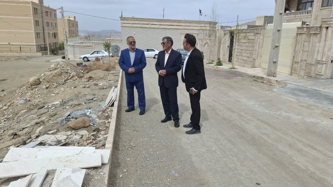 بازدیدقاسمی فرماندار، مهندس محمد جلالی نماینده مردم شریف دلیجان ومحلات ، رئیس راه و شهرسازی دلیجان از محل طرح های مسکن مهر و اقدام ملی مسکن شهر نراق و پیگیری آماده سازی خیابان ها و معابر این طرح ها.