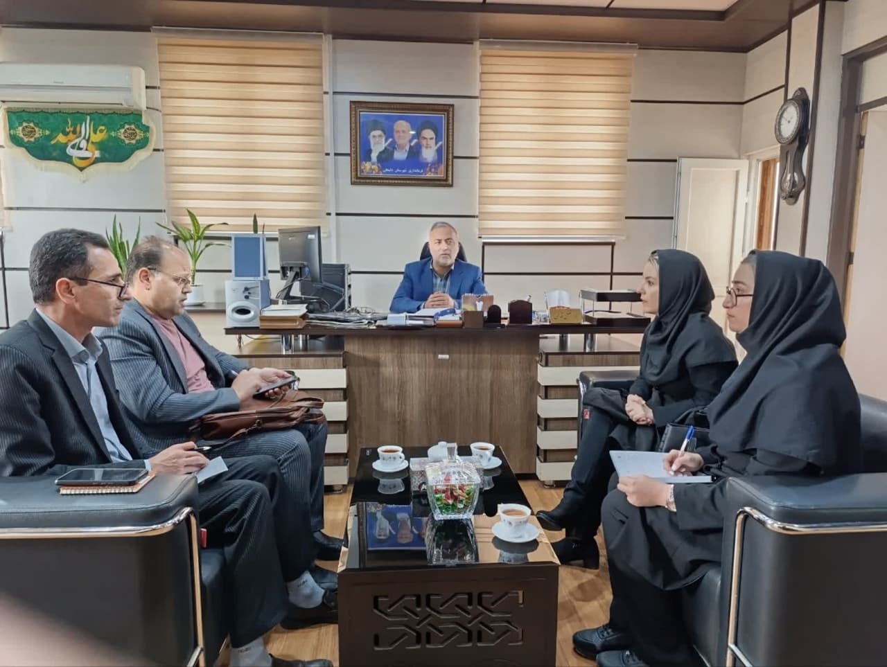 💢 جلسه هماهنگی برگزاری ششمین مجمع سلامت، برگزار شد

🔸این جلسه با حضور فرماندار، مدیر شبکه بهداشت و درمان، رییس شورای مشارکت مردم در سلامت در دفتر فرماندار دلیجان برگزار شد.
در این جلسه مصوب شد:
▫️از ظرفیت تمام دستگاه های ذی ربط برای اجرای ششمین مجمع سلامت سهرستان با موضوع "نشاط اجتماعی و سلامت" استفاده شود.
▫️ دومین جلسه هماهنگی با حضور دستگاه های مربوطه روز پنجشنبه ۲۱ فروردین در فرمانداری، برگزار شود.