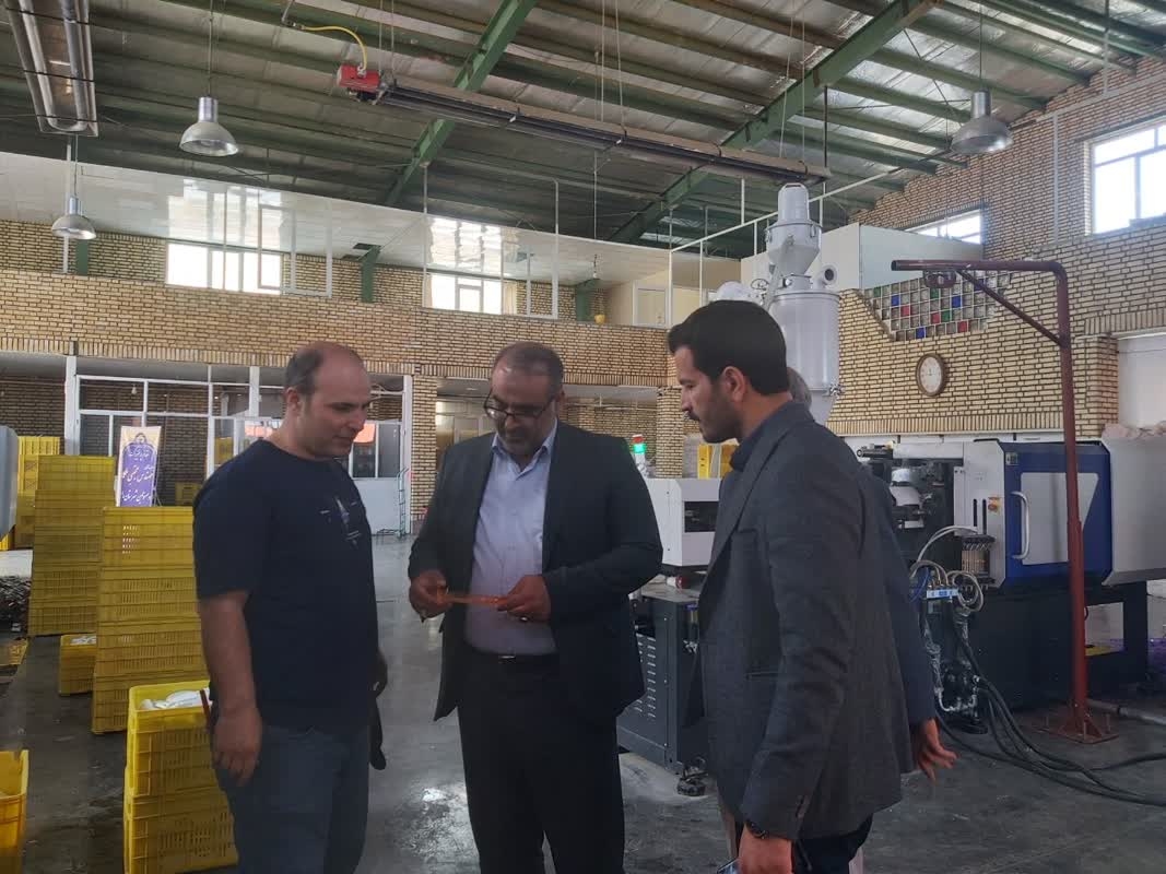 بازدید مهندس ملکا سرپرست فرمانداری به اتفاق تیموری رئیس اداره صنعت،معدن و تجارت از خطوط مختلف تولید شرکت راشا گستر ایرانیان