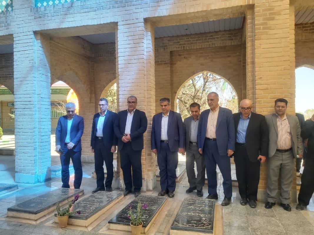 ادای احترام استاندار مرکزی و جمعی از مسئولین استانی و شهرستانی به مقام شامخ شهدای شهرستان آشتیان