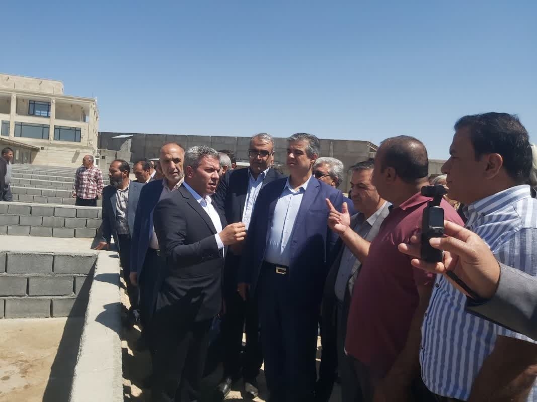 بازدید دکتر زندیه وکیلی استاندار مرکزی به همراه معاونین اقتصادی و عمرانی استانداری،مهندس ملکاء آشتیانی سرپرست فرمانداری،دکتر بیاتی نماینده مردم منطقه به اتفاق مدیران کل استانی و اعضای شورای تامین از واحد تولید و پرورش شترمرغ با ظرفیت ۱۵۰۰ قطعه "آقای خداوردی"  در روستای نادرآباد و پیگیری مسائل و ‌مشکلات زیرساختی موجود شامل رفع کمبود آب،پروانه بهره برداری،اجرای شبکه گازرسانی و ...