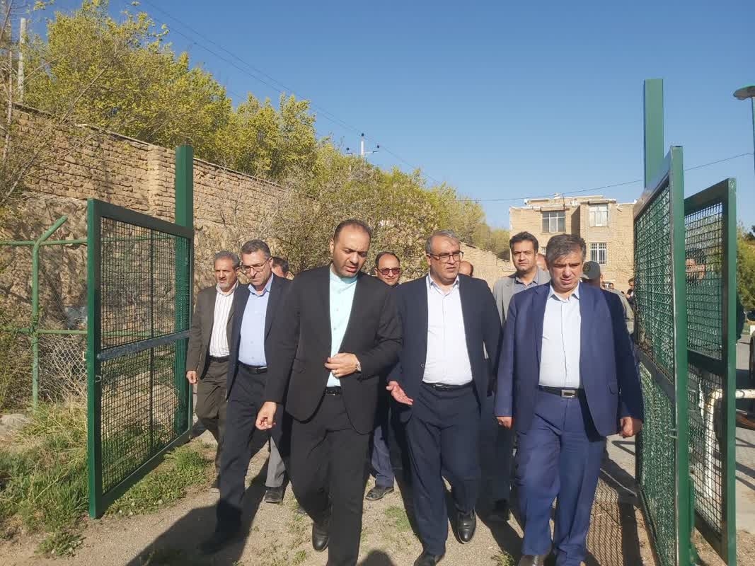 بررسی آخرین وضعیت مرمت و بهسازی زمین چمن ورزشی شهر آشتیان