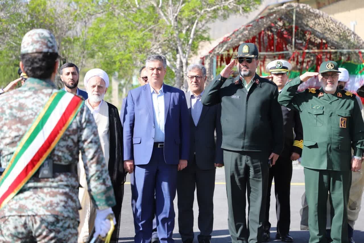 صبحگاه مشترک نیروهای مسلح استان مرکزی به مناسبت روز ارتش