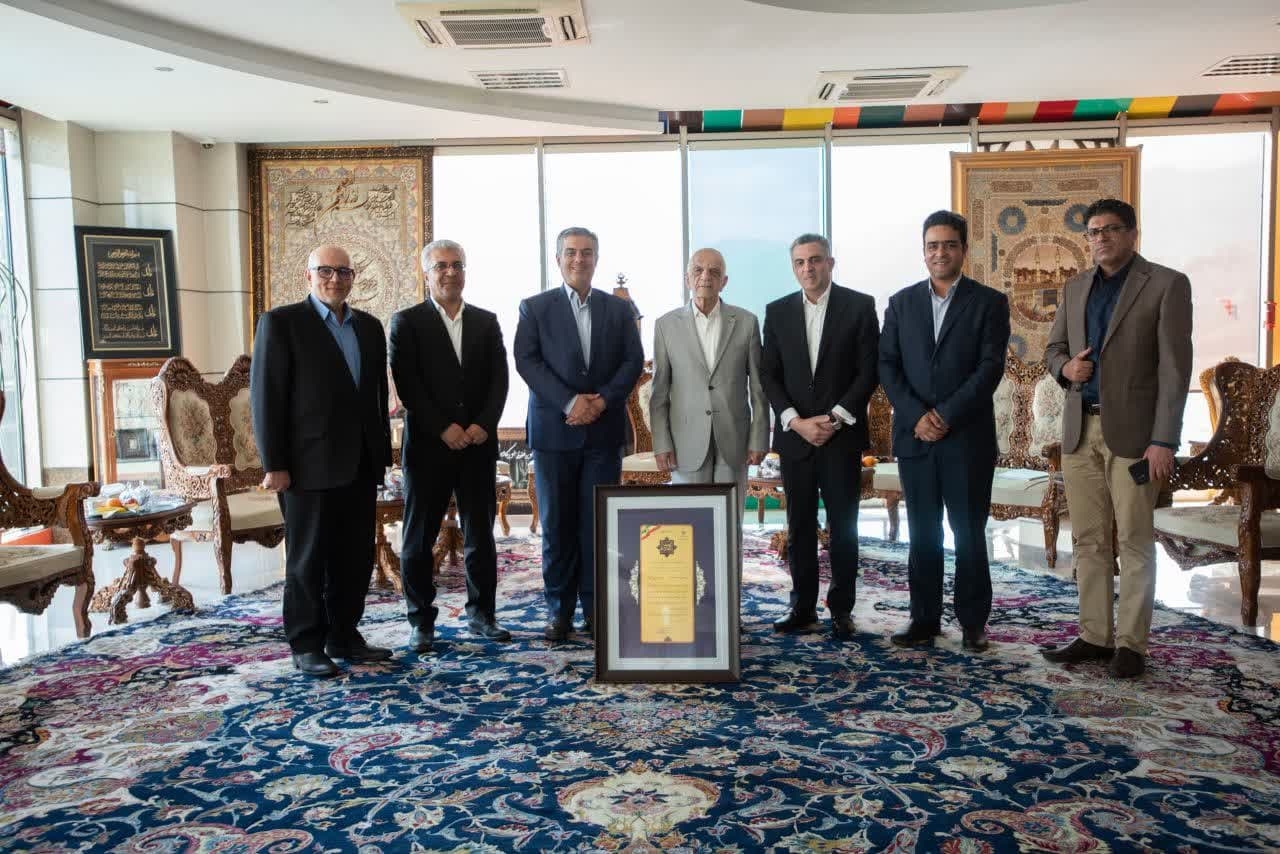 تجلیل استاندار مرکزی از خیّر نیک‌اندیش و کارآفرین برجسته "حاج ابراهیم عسگریان"