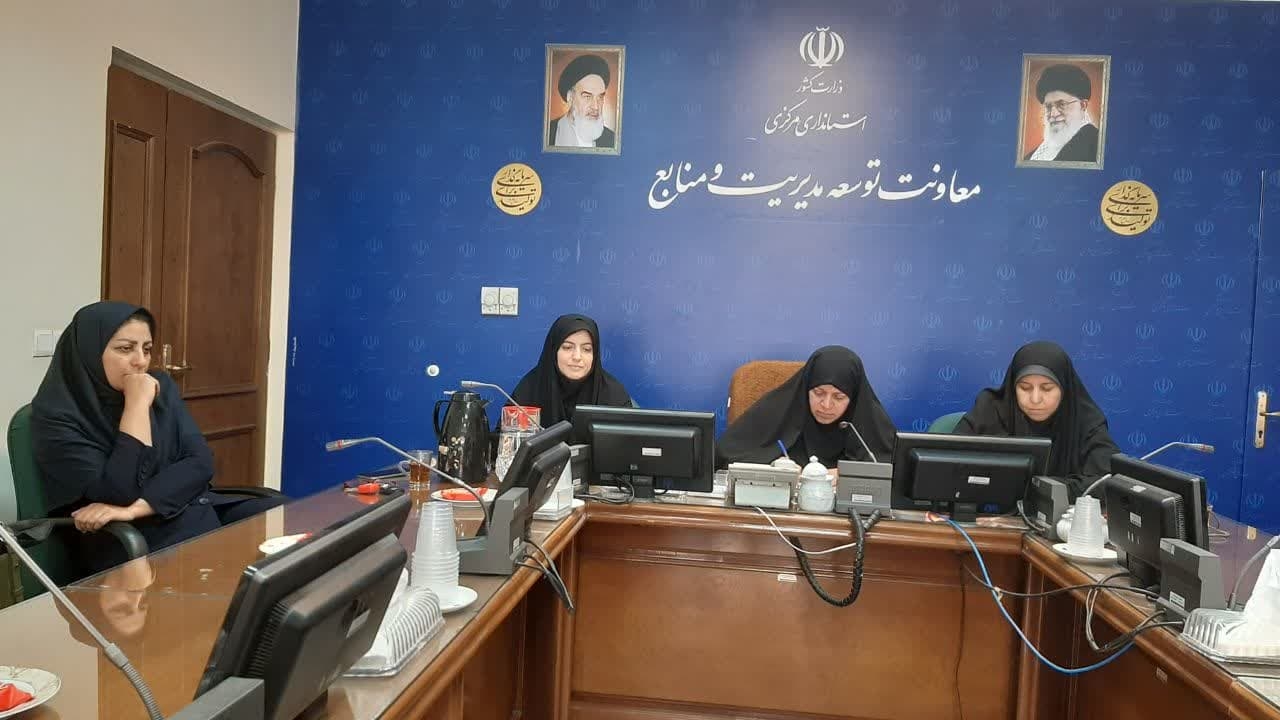 صبح امروز مفتح زاده مدیرکل دفتر امور زنان وخانواده استانداری به اتفاق معاون وکارشناسان این دفتر درنشست ویدئو کنفراسی مرکز امور زنان و خانواده وزارت کشور با مدیران کل استانهای سراسر کشور حضور یافت. 
 .