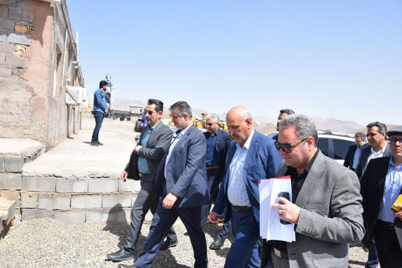 بررسی میدانی استاندار مرکزی از پروژه‌ی تکمیل باند دوم جاده زیراب