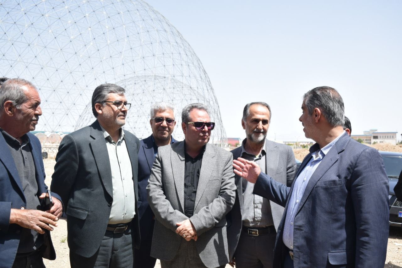 استاندار مرکزی از ازپروژه‌ی باغ گل کیهان و نمایشگاه دائمی گل و گیاه محلات بازدید کرد.