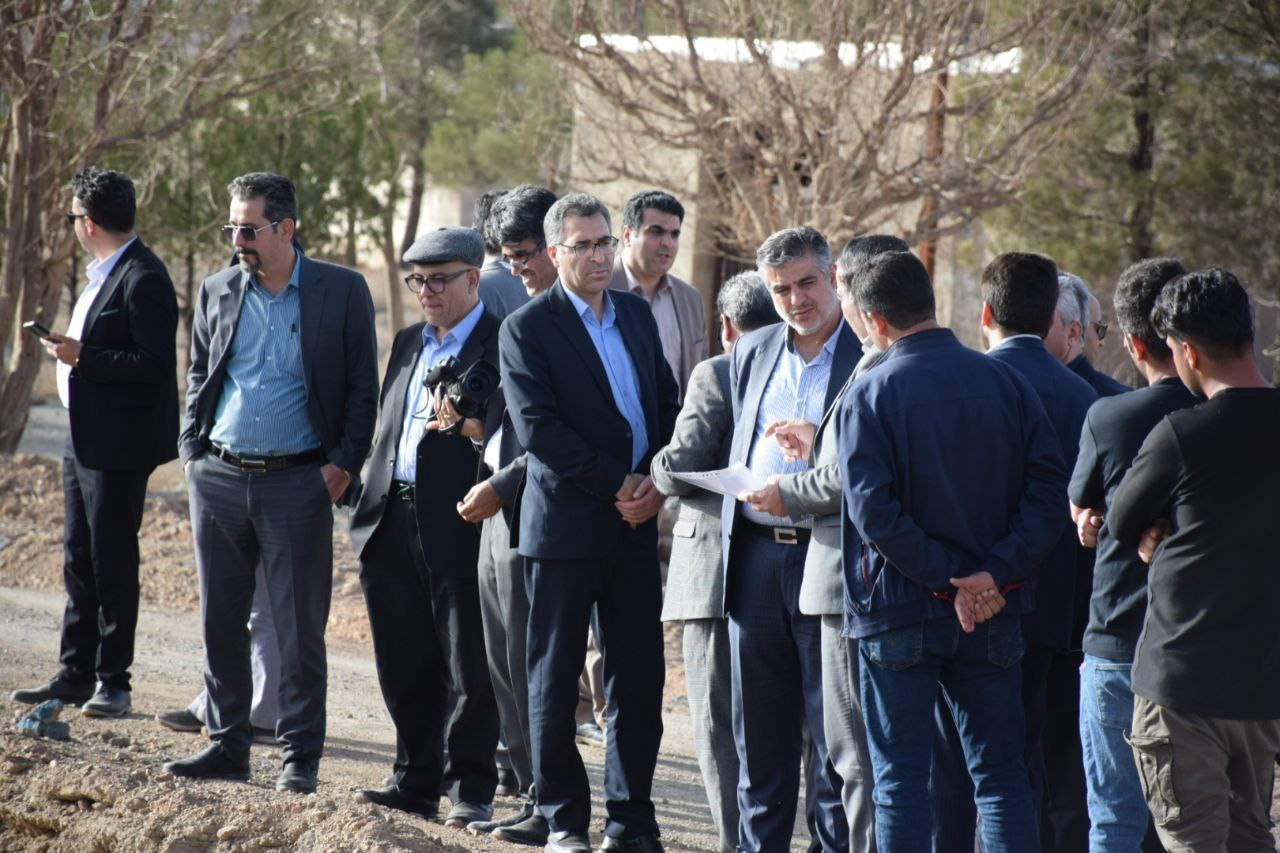 بازدید میدانی استاندار مرکزی از روند اجرای پروژه‌ی زیرگذر محمدآباد
