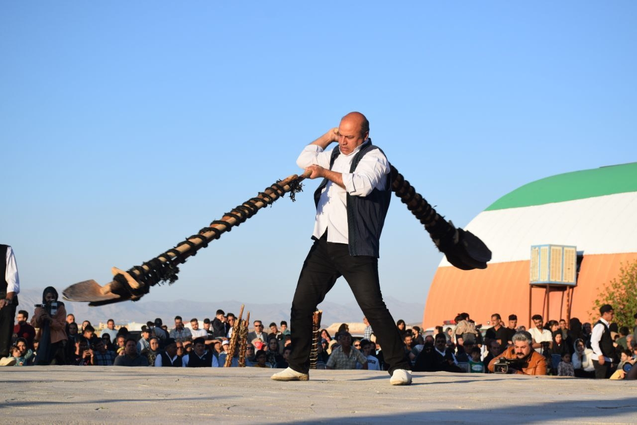 با حضور استاندار مرکزی، آئین کهن بیل‌گردانی در شهر نیم‌ور برگزار شد.