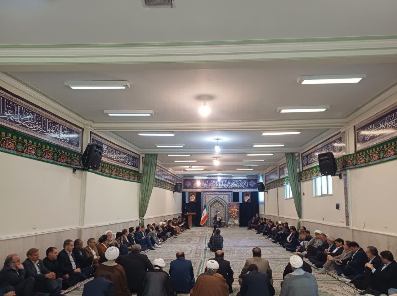 🔹جلسه درس اخلاق مدیران استان مرکزی با بیانات آیت الله دری نجف‌آبادی نماینده مقام معظم رهبری و امام جمعه اراک و با حضور استاندار، معاونین، مدیران کل و ... در محل بیت ایشان برگزار گردید.