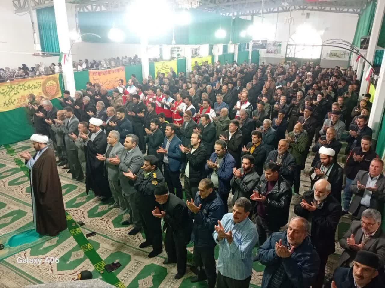 حضور دکترمددی سرپرست فرمانداری شهرستان کمیجان به اتفاق اعضای شورای اداری شهرستان در نماز جمعه بخش میلاجرد