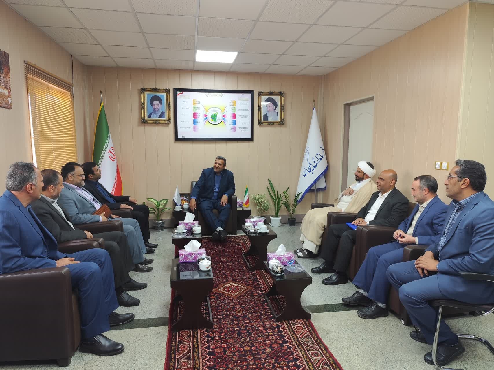 دیدار حجت الاسلام شطی امام جمعه میلاجرد به اتفاق مدیرکل تامین اجتماعی استان و سایر مدیران شهرستانی با دکتر مددی فرماندار شهرستان