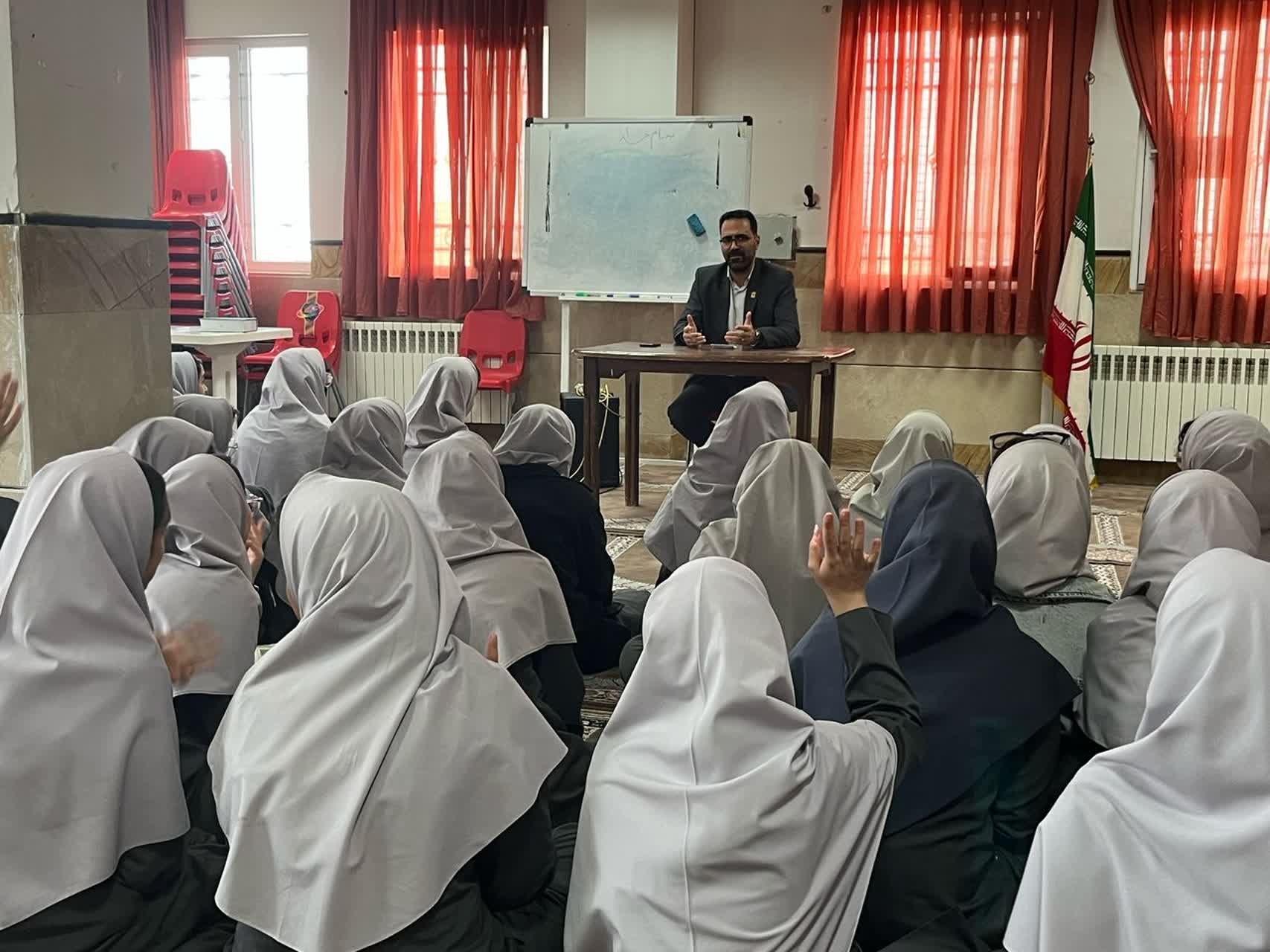 حضور پزشگ نیا مدیرکل پدافند غیرعامل در دبیرستان دخترانه شاهد قمر بنی‌هاشم(ع)