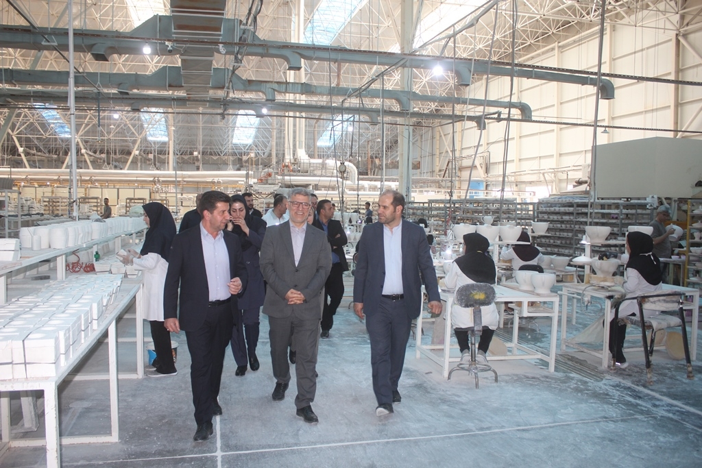 معاون سیاسی ، امنیتی و اجتماعی استاندار از شرکت ویستا اعتماد ایرانیان خمین بازدید کرد