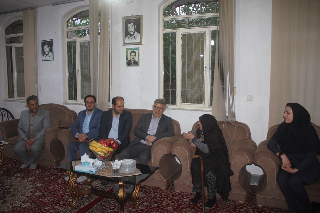 معاون سیاسی ، امنیتی و اجتماعی استاندار با خانواده شهید محمد طاهر اسلامی در خمین دیدار کرد