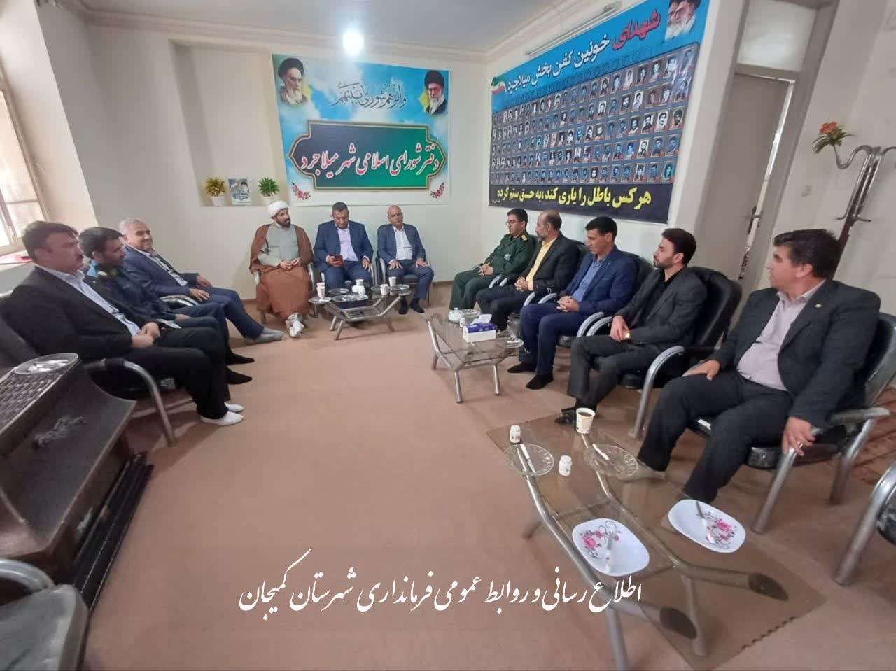 حضور "مددی" سرپرست فرمانداری شهرستان کمیجان در دفاتر شوراهای اسلامی شهرهای کمیجان و میلاجرد، به مناسبت روز ملی شوراهای اسلامی