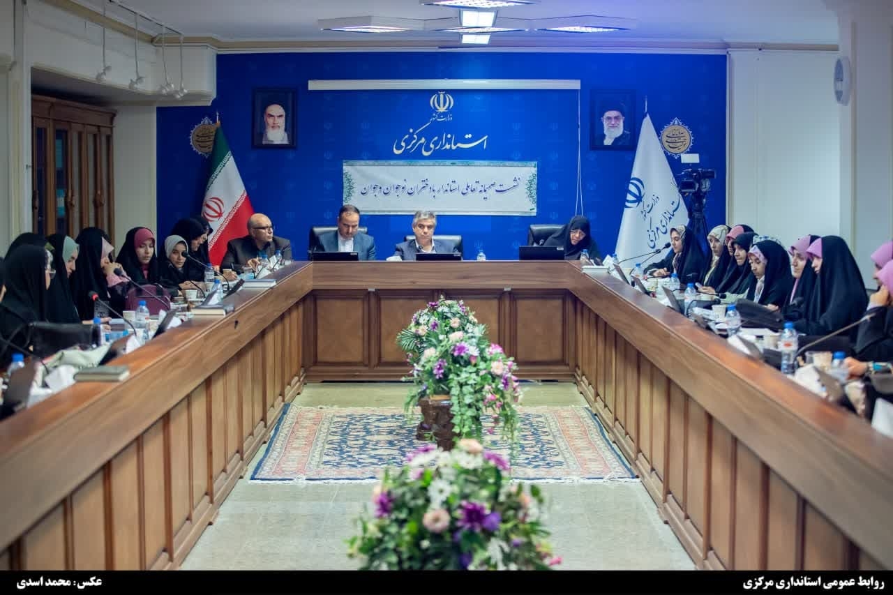 نشست صمیمی استاندار مرکزی با دختران نوجوان و جوان در روز دختر برگزار شد

⭕️ استاندار مرکزی: بسترهای مناسب برای فعالیت‌های اجتماعی دختران در استان فراهم شود

به مناسبت گرامیداشت ولادت حضرت معصومه (ص) و روز دختر، نشست تعاملی دکتر "مهدی زندیه‌وکیلی" استاندار مرکزی با جمعی از دختران نوجوان و جوان در فضایی صمیمی برگزار شد و حاضرین به بیان صریح دغدغه‌ها و نقطه‌نظرات خود و گفتگو با مقام عالی دولت پرداختند.