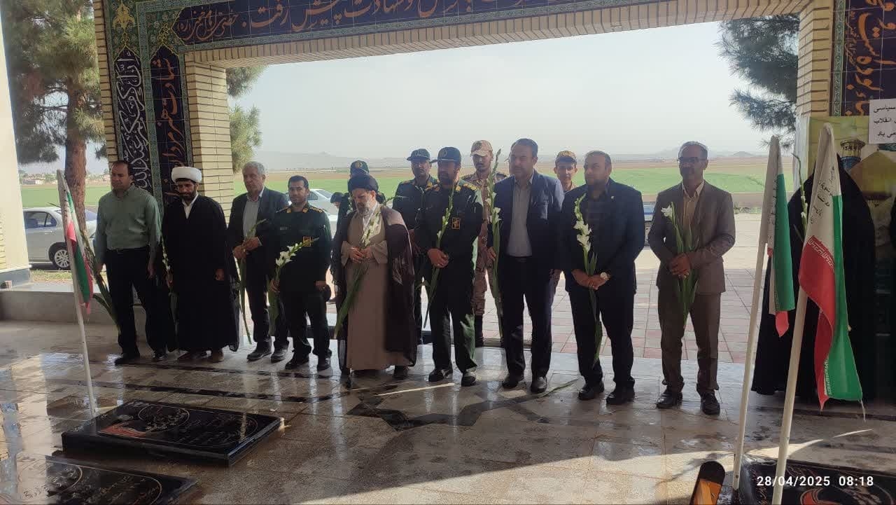 گلباران مزار شهدا به مناسبت هفته عقیدتی در سپاه ، هفته فرهنگی و هفته کار و کارگر