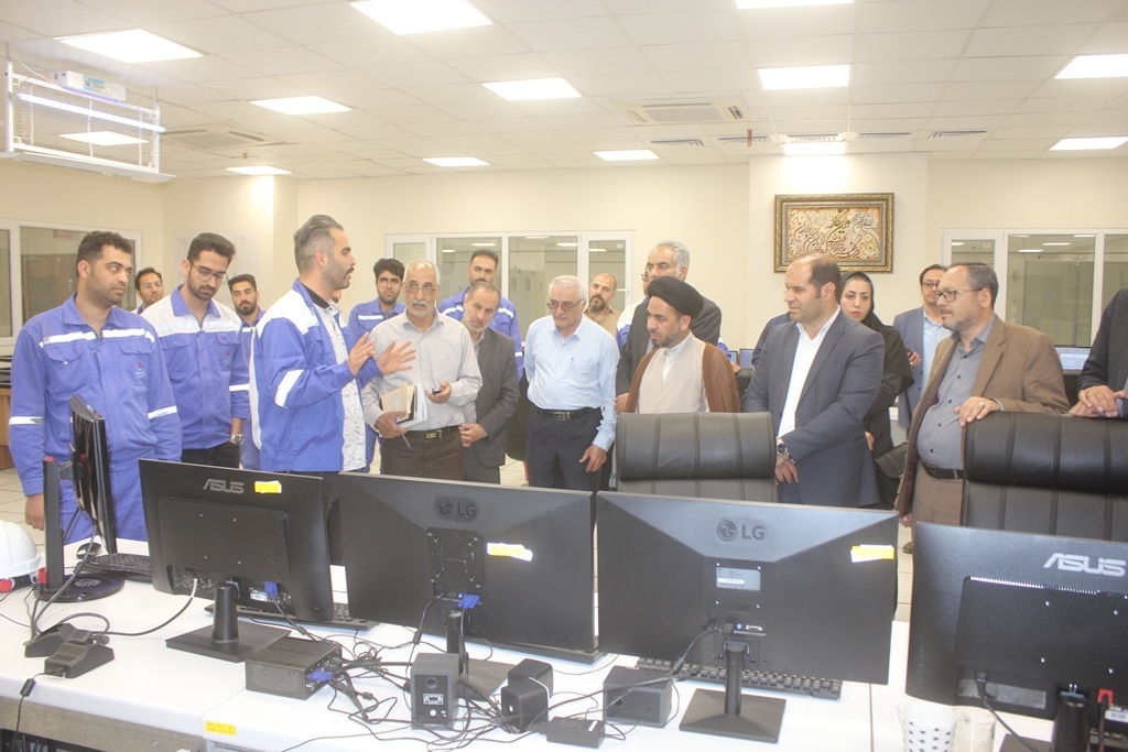 فرماندار و امام جمعه خمین از شرکت دی آریا پلیمر ( پتروشیمی ) خمین بازدید کردند