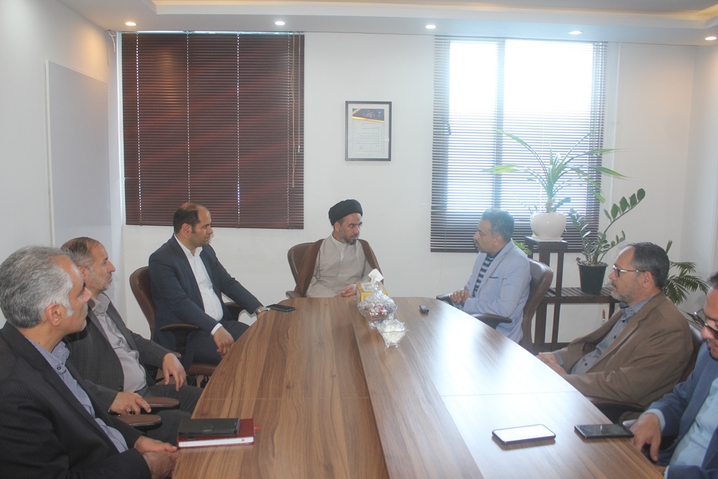 فرماندار و امام جمعه خمین از شرکت حبوبات و خشکبار کوروش خمین بازدید کردند