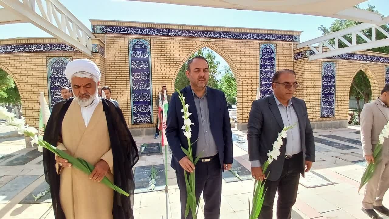 مراسم گل افشانی و ادای احترام به شهدای ۸سال دفاع مقدس