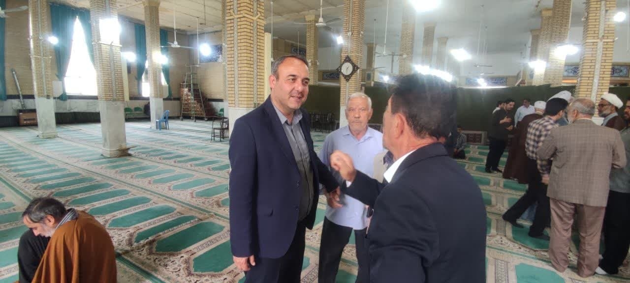 دیدار چهره به چهره فرماندار با مردم در نماز جمعه شهر مامونیه