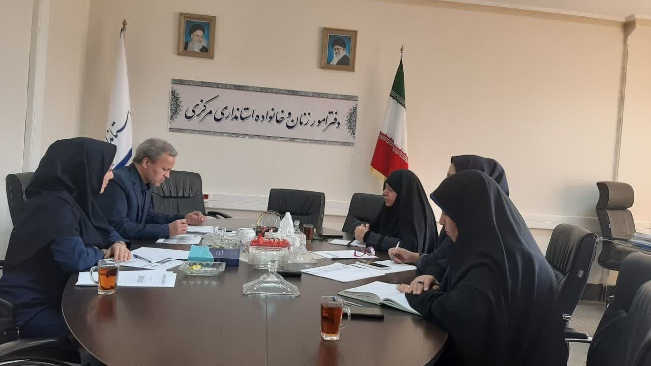 اولین جلسه کمیته "زن،خانواده و جمعیت " به ریاست  مفتح زاده مدیر کل زنان و خانواده و با حضور دکتر حیدری معاون اداری ومالی سازمان مدیریت و برنامه ریزی،آبائی رابط سازمان مذکور با کمیته ،معاون و کارشناسان دفتر  در محل دفتر تشکیل شد .