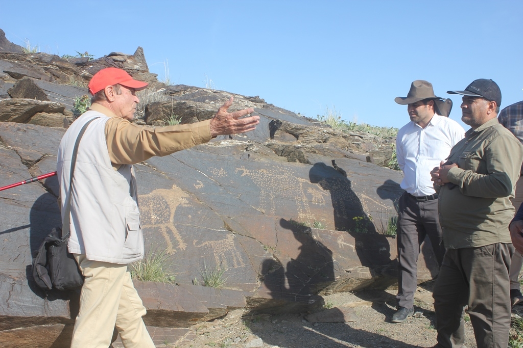 فرماندار و مدیرکل میراث ‌فرهنگی ، گردشگری و صنایع ‌دستی استان از محوطه سنگ نگاره های تیمره شهرستان خمین بازدید کردند